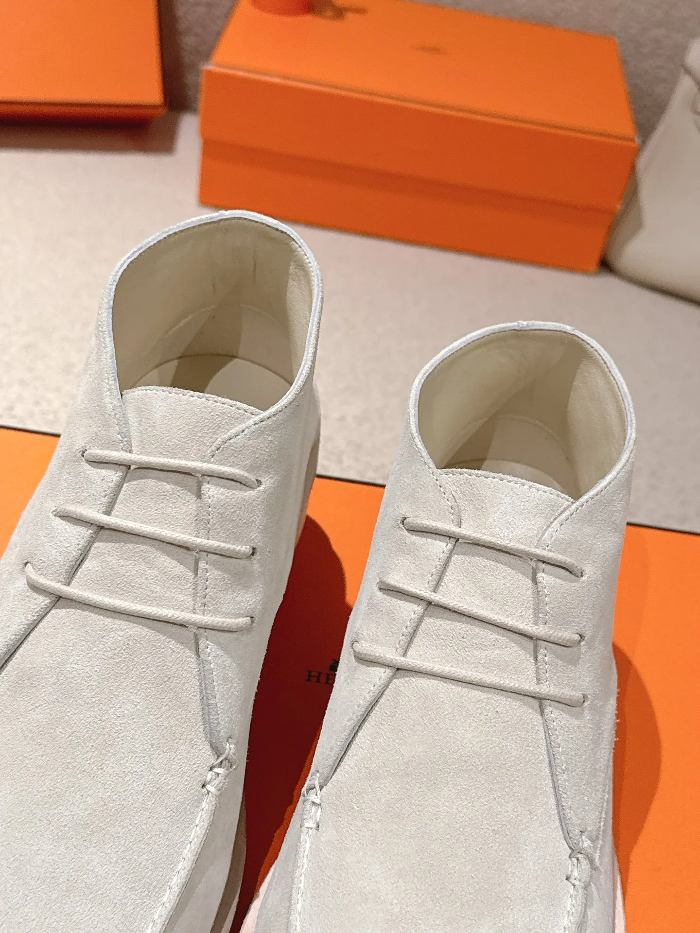 Men's Men's Shoes 660💰 Hermes men's size #26ss calfskin derby shoes, decorated with signature "H Diamant" details for a stylish and casual style. Fabric: Cow suede Lining: Mixed sheep lining Outsole: Genuine leather welt + original TPU Bottom thickness: 3CM Code number: 39-45 (customized at 46.47)